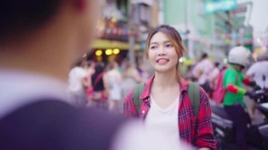 Gezgin backpacker Asya çift tatil geçirmek sırasında konuşurken sokak Khao San Road trip ve Bangkok, Tayland için onların yolculuk seyahat keyfini çıkarın. Yaşam tarzı Asya Turizm kavramı.