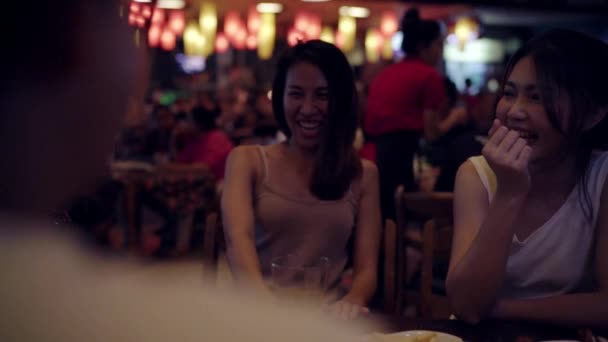 Ralenti Jeunes Asiatiques Voyageuses Routards Boire Alcool Bière Danser Avec — Video