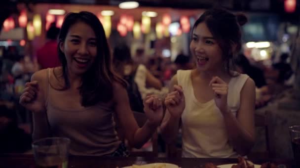Повільний Рух Янг Азіатських Подорож Жінок Backpacker Пити Алкоголь Або — стокове відео