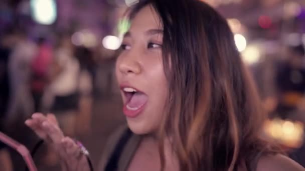 背包客亚洲妇女博客旅行饮酒或啤酒和与朋友跳舞 使用智能手机或相机照片和录音制作沃客视频在街头晚上 泰国曼谷 — 图库视频影像