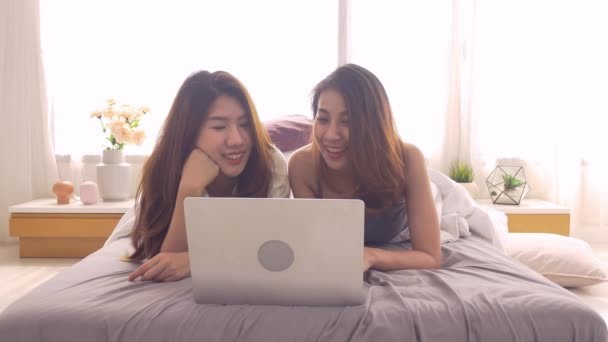 Hermosa Pareja Lesbiana Asiática Feliz Amigos Están Usando Pijamas Usando — Vídeos de Stock