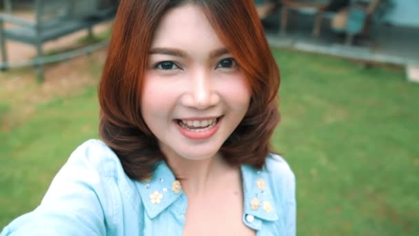 Attractive Beautiful Happy Asian Women Blogger Using Smartphone Selfie Recording — Stock Video