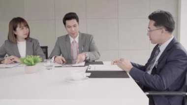 Yavaş hareket - akıllı iş adamı ve güzel kadın Sekreter tarafından tablet onaylamak için patronu ve el sallayarak için proje mevcut. İşadamı mevcut çalışma.