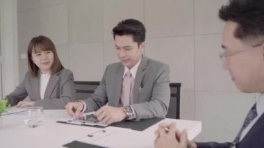 Yavaş hareket - akıllı iş adamı ve güzel kadın Sekreter tarafından tablet onaylamak için patronu ve el sallayarak için proje mevcut. İşadamı mevcut çalışma.