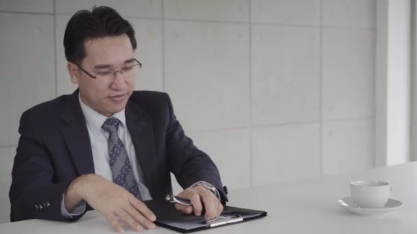 Zeitlupe Kluge Gut Aussehende Geschäftsleute Treffen Sich Arbeitsplatz Mit Seinem — Stockvideo