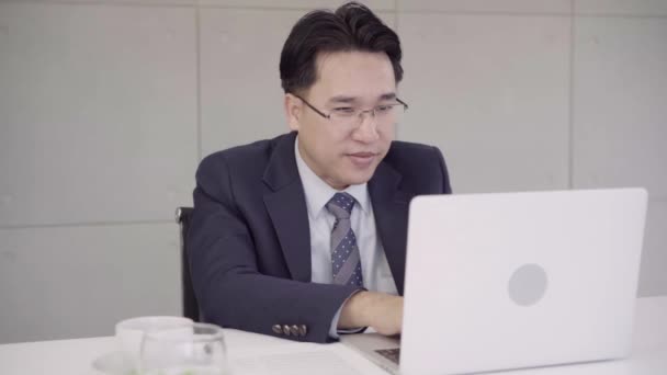 Slow Motion Framgångsrika Asiatisk Affärsman Bär Kostym Arbetar Med Laptop — Stockvideo