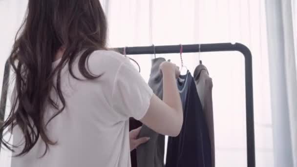 Garderobe Oder Umkleidekabine Gemischte Asiatische Und Kaukasische Junge Frau Die — Stockvideo