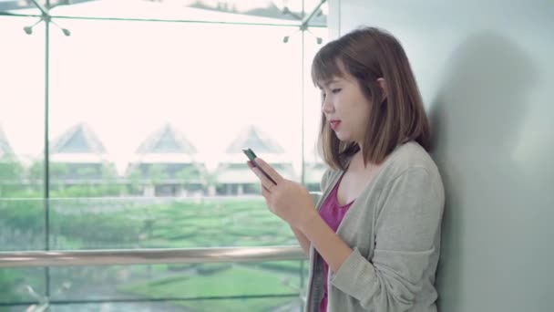 Atractiva Mujer Asiática Feliz Casual Aeropuerto Internacional Usando Comprobando Teléfono — Vídeos de Stock