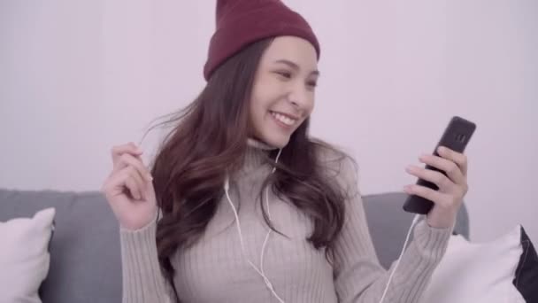 메시지 메시징 집에서 그녀의 거실에서 소파에 온라인 구매에 아시아 스마트폰 — 비디오