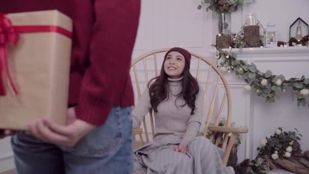 Mujer Asiática Joven Sentada Una Silla Envuelta Manta Gris Sala — Vídeo de stock