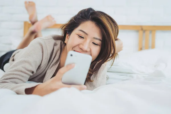 Les Femmes Asiatiques Heureuses Utilisent Téléphone Intelligent Sur Lit Matin — Photo