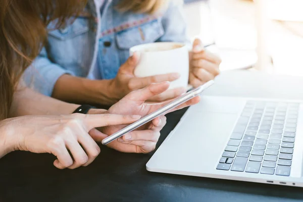 Grupo Belas Mulheres Asiáticas Freelance Negócios Inteligentes Roupas Casuais Inteligentes — Fotografia de Stock