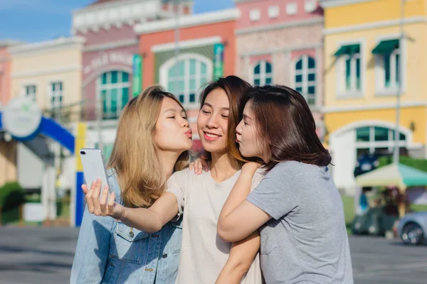 Vakker Asiatisk Venn Kvinner Som Bruker Smarttelefon Lykkelig Ung Asiatisk – stockfoto