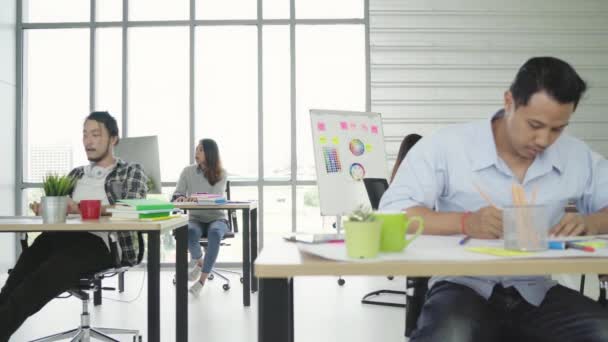 Groep Van Vrolijke Gelukkig Aziatische Creatieve Zakelijke Vrouwen Mannen Genieten — Stockvideo