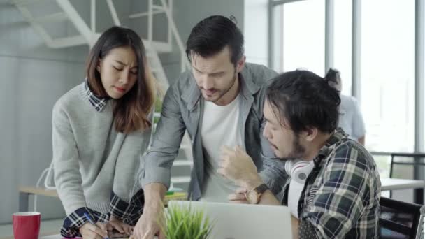 Groep Van Terloops Gekleed Zakenmensen Bespreken Van Ideeën Slimme Vrijetijdskleding — Stockvideo