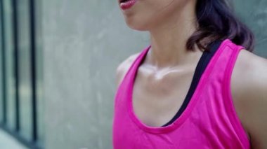 Yavaş hareket - kentsel şehir sokakta çalıştırdıktan sonra yorgun hissediyorum çünkü içme suyu sağlıklı güzel genç Asyalı atlet kadın. Yaşam tarzı uygun ve etkin kadınların şehir konsepti egzersiz.