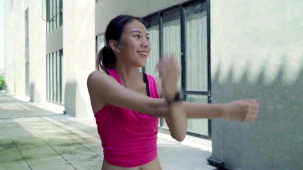 慢动作 健康美丽的年轻亚洲运动员妇女运动服装腿变暖 伸展手臂准备在城市街头跑步 城市理念中的生活方式积极锻炼 — 图库视频影像