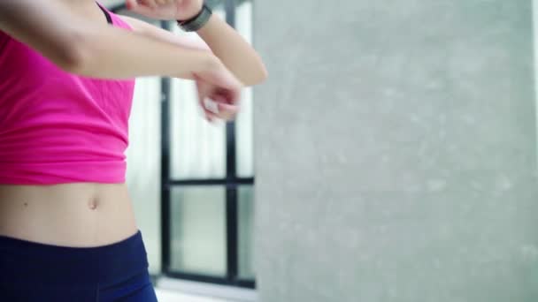 Медленное Движение Здоровая Красивая Молодая Азиатская Спортсменка Спортивная Одежда Согревает — стоковое видео