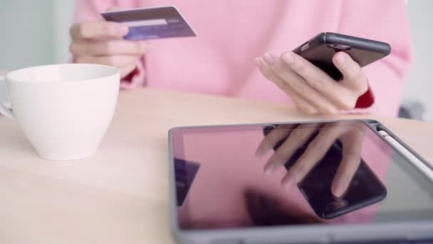 Mulher Asiática Bonita Usando Smartphone Comprando Compras Line Por Cartão — Vídeo de Stock