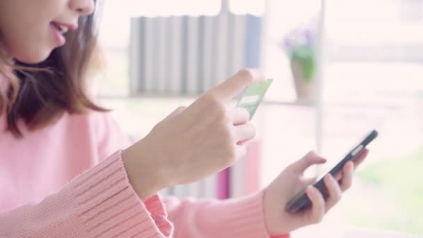 Mulher Asiática Bonita Usando Smartphone Comprando Compras Line Por Cartão — Vídeo de Stock