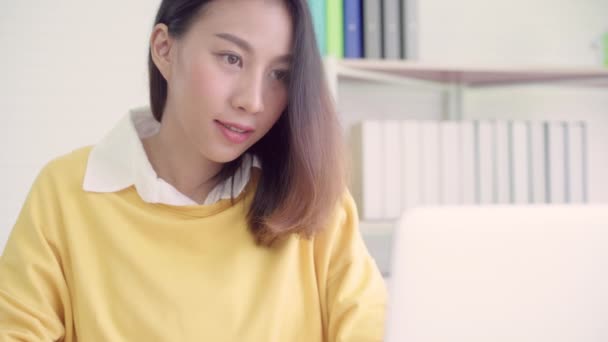 Hermosa Joven Sonriente Mujer Asiática Trabajando Portátil Escritorio Sala Estar — Vídeos de Stock