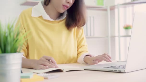 Молодая Улыбчивая Женщина Работает Ноутбуком Столе Гостиной Дома Азиатская Бизнес — стоковое видео