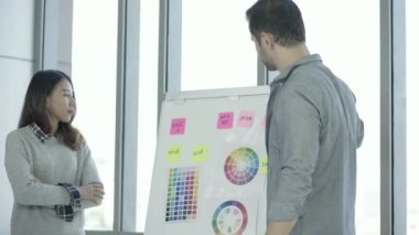 Başarılı yakışıklı zeki Asya yaratıcı işadamı toplantı salonu ofiste, meslektaşı için yaratıcı çalışma mevcut. Grup ofis fikirleri tartışmak raslantı giyimli iş adamları.