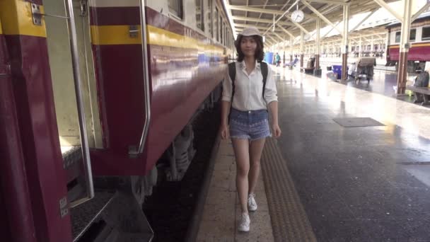 スローモーション 幸せなアジアの女性の夏の旅の駅で電車を待っています 旅行タイの概念 — ストック動画