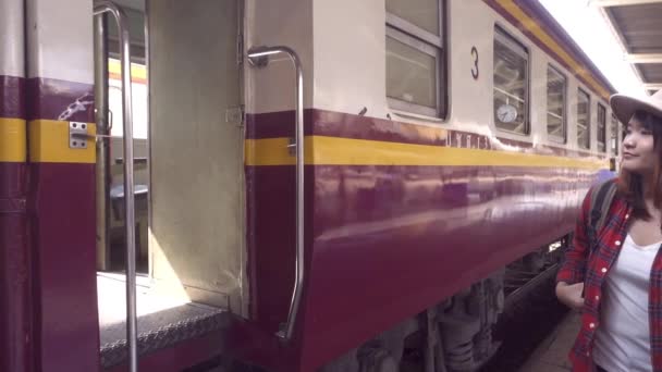 Медленное Движение Счастливая Азиатская Женщина Ждет Поезда Вокзале Путешествия Летом — стоковое видео