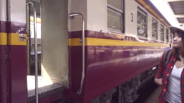 Yavaş Hareket Tren Için Yaz Aylarında Seyahat Etmek Tren Istasyonunda — Stok video