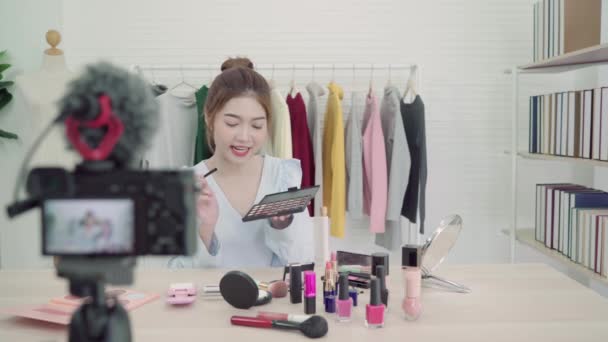 Blogueiro Beleza Apresenta Cosméticos Beleza Sentados Câmera Frontal Para Gravação — Vídeo de Stock