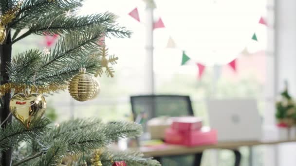 Glückliche Asiatin Mit Weihnachtsschmuck Für Den Geschmückten Weihnachtsbaum Ihrem Büro — Stockvideo