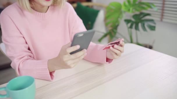 Mulher Asiática Bonita Usando Smartphone Comprando Compras Line Por Cartão — Vídeo de Stock