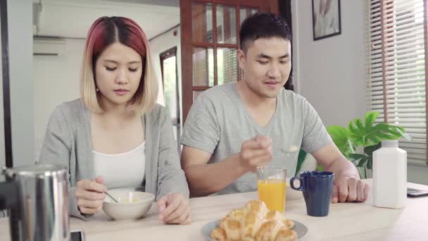 Feliz Pareja Asiática Dulce Desayunando Cereales Con Leche Pan Zumo — Vídeos de Stock