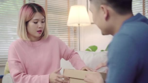 Pasangan Muda Asia Yang Bahagia Pindah Rumah Baru Mereka Membuka — Stok Video