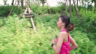 Sağlıklı güzel genç Asyalı atlet kadın çalışan ve kentsel şehir parkı sokakta koşu giyim spor. Yaşam tarzı uygun ve etkin kadınların şehir konsepti egzersiz.