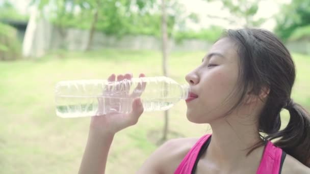 Slow Motion Gezonde Mooie Jonge Aziatische Runner Vrouw Drinkwater Omdat — Stockvideo