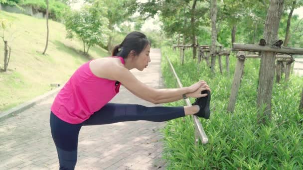 Zeitlupe Gesunde Schöne Junge Asiatische Athletinnen Sportbekleidung Die Beine Wärmen — Stockvideo