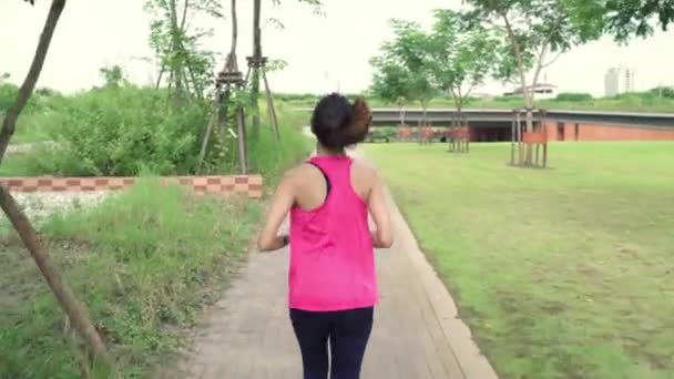 Sağlıklı Güzel Genç Asyalı Atlet Kadın Çalışan Kentsel Şehir Parkı — Stok video