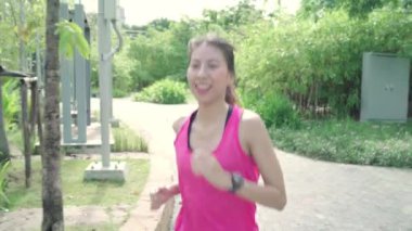 Sağlıklı güzel genç Asyalı atlet kadın çalışan ve kentsel şehir parkı sokakta koşu giyim spor. Yaşam tarzı uygun ve etkin kadınların şehir konsepti egzersiz.