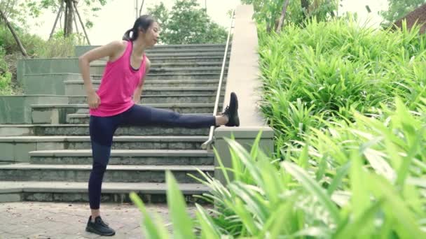 Saludable Hermosa Joven Atleta Asiática Mujeres Ropa Deportiva Piernas Calentamiento — Vídeo de stock