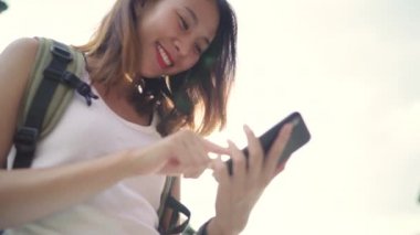 Yavaş hareket - yön için smartphone kullanarak ve Pekin, Çin mahallesinde, seyahat ederken konumu harita üzerinde seyir neşeli Asya backpacker blogger kadın. Yaşam tarzı turizm seyahat kavramı.