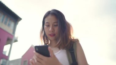 Yavaş hareket - yön için smartphone kullanarak ve Pekin, Çin mahallesinde, seyahat ederken konumu harita üzerinde seyir neşeli Asya backpacker blogger kadın. Yaşam tarzı turizm seyahat kavramı.