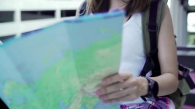 Neşeli güzel genç Asyalı backpacker kadın yön ve Pekin, Çin mahallesinde, seyahat ederken konumu harita üzerinde seyir. Yaşam tarzı sırt çantası turizm seyahat tatil kavramı.