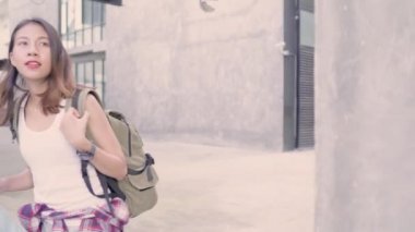 Neşeli güzel genç Asyalı backpacker kadın yön ve Pekin, Çin mahallesinde, seyahat ederken konumu harita üzerinde seyir. Yaşam tarzı sırt çantası turizm seyahat tatil kavramı.