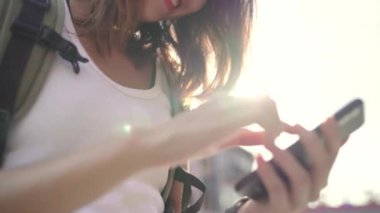 Yön için Smartphone kullanarak ve Pekin, Çin mahallesinde, seyahat ederken konumu harita üzerinde seyir neşeli Asya backpacker blogger kadın. Yaşam tarzı sırt çantası turizm seyahat tatil kavramı.