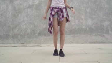 Neşeli güzel genç Asyalı backpacker blogger kadın, Beijing, Çin mahallesinde seyahat ederken sokakta dans mutlu hissediyor. Yaşam tarzı sırt çantası turizm seyahat tatil kavramı.