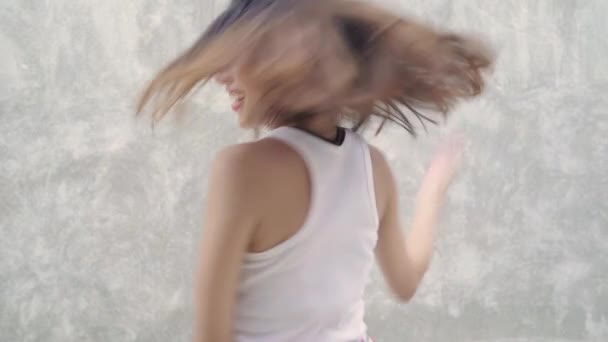 Zeitlupe Fröhlich Schöne Junge Asiatische Backpacker Bloggerin Glücklich Tanzen Auf — Stockvideo