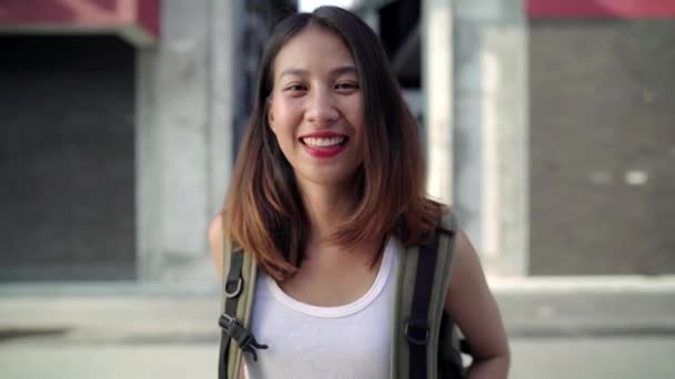 Joyeux Beau Jeune Asiatique Sac Dos Femme Sent Heureux Sourire — Video