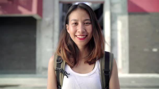 陽気な美しい若いアジアのバックパッカー女性は北京で中華街で旅行中カメラに笑顔と幸せな気持ち ライフ スタイル バックパック観光旅行休暇の概念 — ストック動画